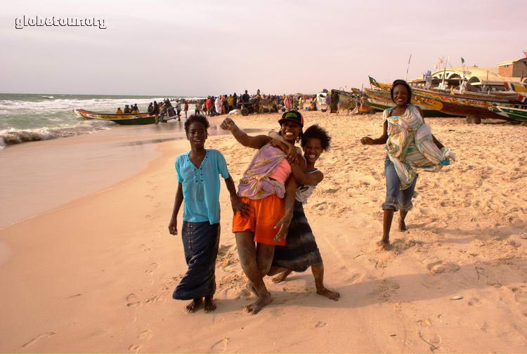 Mauritania, Nouakchott, puerto de la pesca, peleandose para aparecer en la fot
