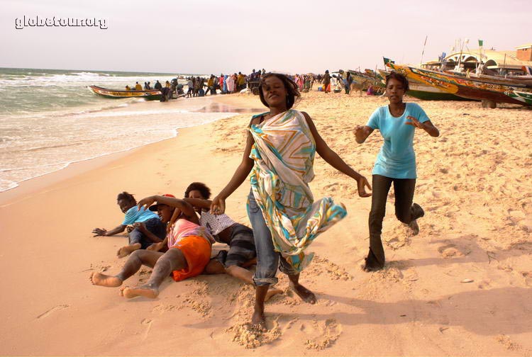 Mauritania, Nouakchott, puerto de la pesca, peleandose para aparecer en la fot