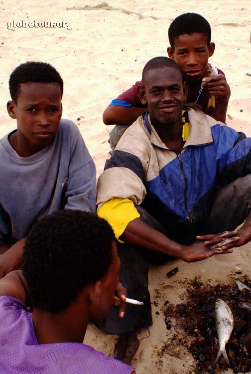 Mauritania, Nouakchott, cocinando un pez a la playa
