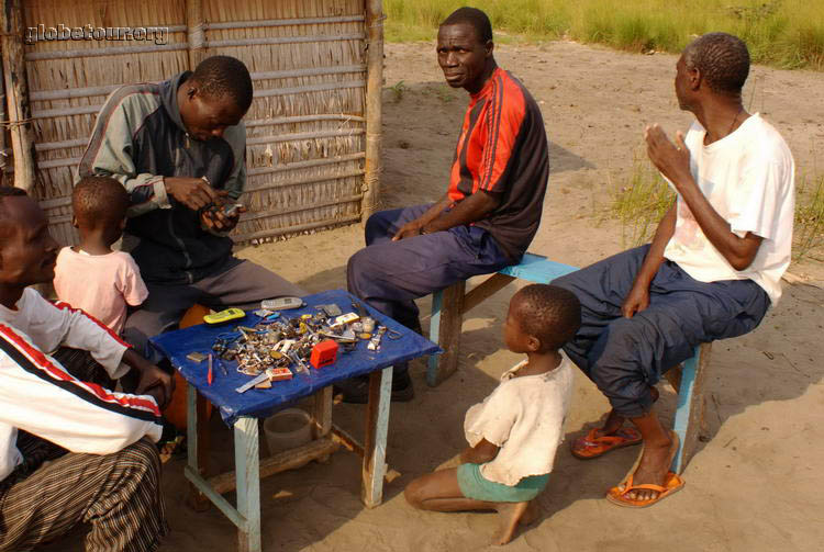 Congo, Leketi, telephon workshop