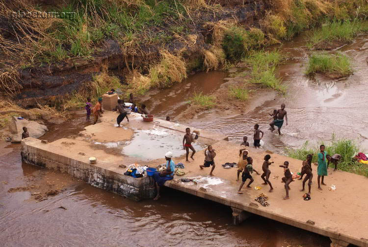 Malawi, people in riber