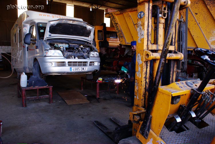 Ethiopia, Addis Abeba, arranging the car