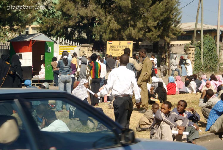 Ethiopia, Addis Abeba, 500 persons waiting in Sudanes Embassy