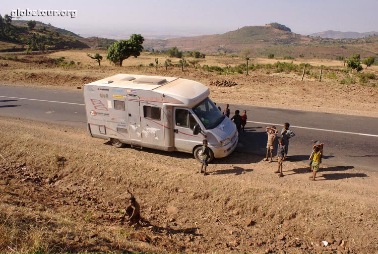 Ethiopia, children asking money in road to Gondar