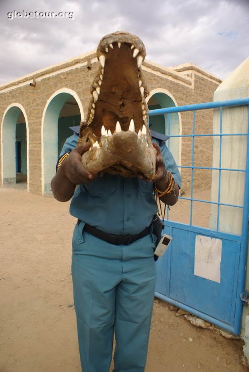 Sudan, bad and prety road to Wadi Halfa, sudanese policeman