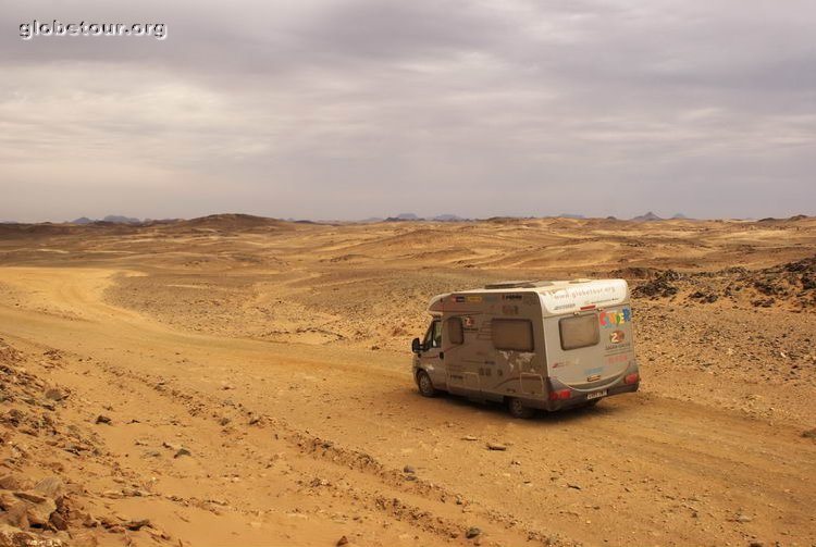 Sudan, bad and prety road to Wadi Halfa