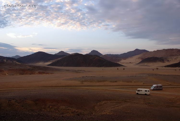 Sudan, bad and prety road to Wadi Halfa