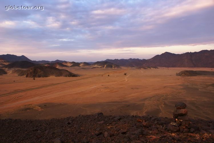 Sudan, bad and prety road to Wadi Halfa