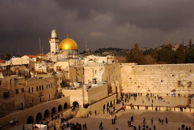 Israel, Jerusalem, Western Wall behind Dome of the Rock