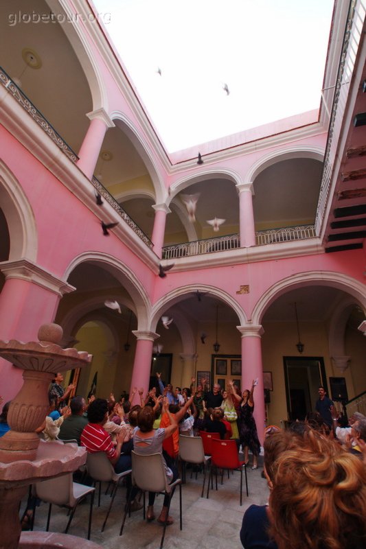 Cuba, la Habana, liberación de palomas antes de concierto