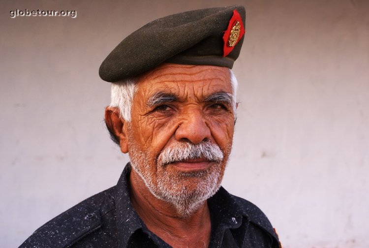 Pakistan, Nokkundi, customs oficer