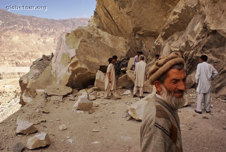 Pakistan, Karakorum Highway, rock falling