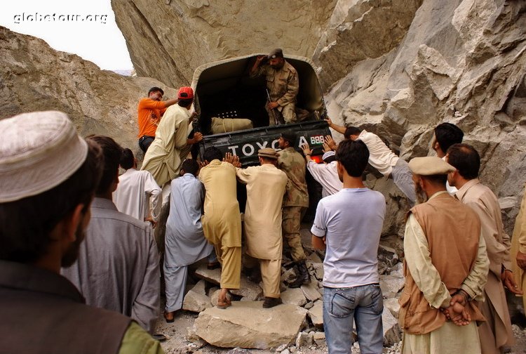 Pakistan, Karakorum Highway, rock falling