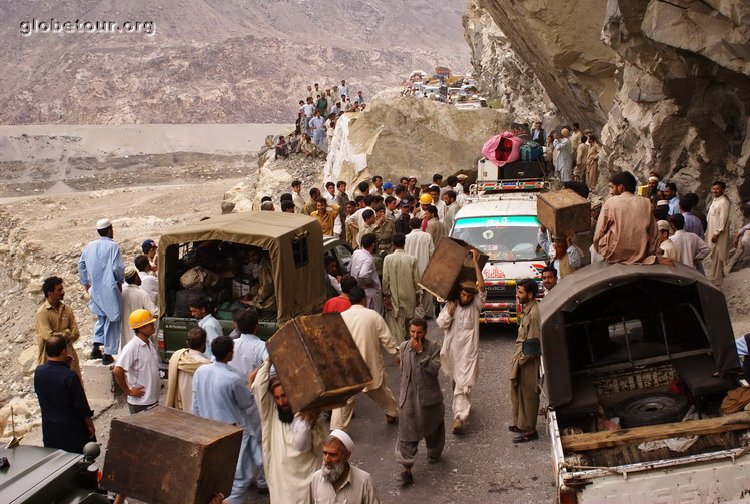 Pakistan, Karakorum Highway, rock falling