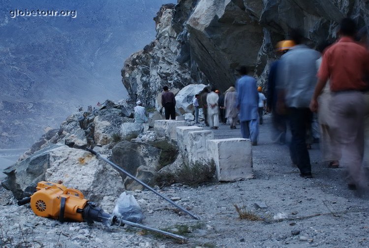 Pakistan, Karakorum Highway, rock falling