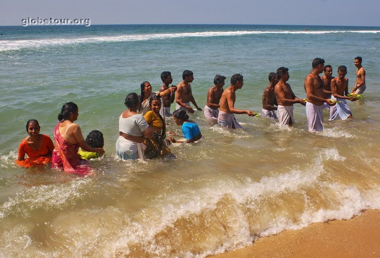 India, Varkala, ofering