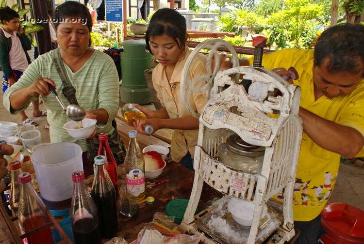 Thailand, Making ice deserts in train station