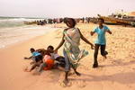 Mauritania,+Nouakchott,+puerto+de+la+pesca,+peleandose+para+aparecer+en+la+fot
