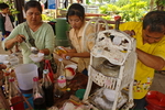 Thailand,+Making+ice+deserts+in+train+station