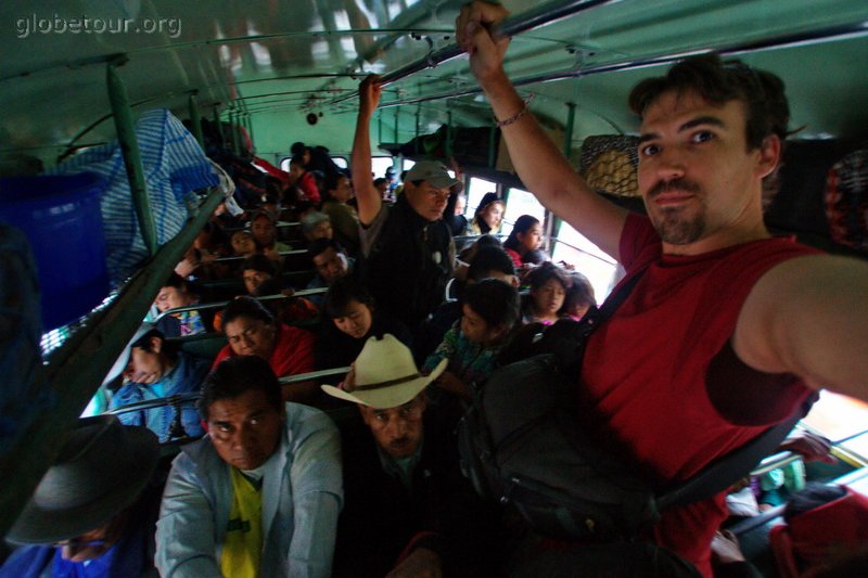 Guatemala, bus a Chichicastenango