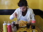 Casablanca,+Alexandra+delante+de+un+plato+de+patata