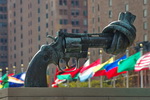 US,+New+York,+Nonviolence+gun+sculpture+at+the+UN