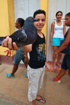 Cuba,+Trinidad,+chico+mostrandouna+paloma+cazada